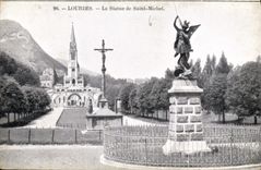CPA Lourdes la Statue de Saint Michel 