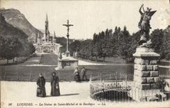 CPA Lourdes la statue de Saint Michel et la Basilique 