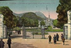 CPA Lourdes Entree de l'Esplanade et la Basilique 