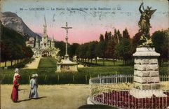 CPA Lourdes la Statue de Saint Michel et la Basilique 