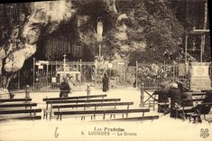 CPA Les Pyrenees Lourdes la Grotte 