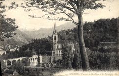 CPA Lourdes vue sur la Basilique et les Pyrenees 