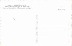 CPA Lourdes H P dans l'Esplanade de la Basilique Sainte Bernadette Hartmann sculpt 