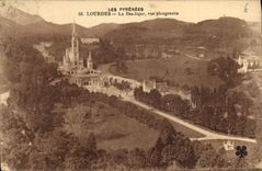 CPA Les Pyrenees Lourdes la Basilique vue plongeante 