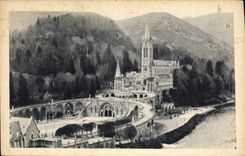 CPA Lourdes vue d'ensemble sur la Basilique 
