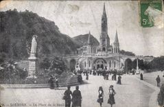 CPA Lourdes la Place de la Basilique 