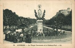 CPA Lourdes la Vierge Couronnee et le Chateau Fort 