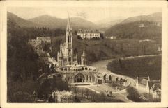 CPA Lourdes la Basilique vue du Chateau Fort 