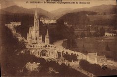 CPA Les Pirenees Lourdes La Basilique vue plongeante prise du Chateau fort 