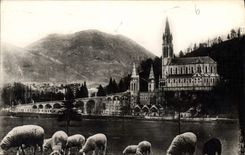CPA Lourdes La Basilique et le Pic du Jer 