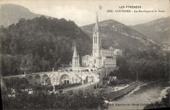 CPA Les Pyrenees Lourdes La Basilique et le Gave 