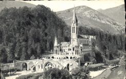 CPA Lourdes la Basilique et le Gave 