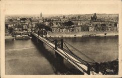 CPA Toulouse vue generale au premier plan le Pont suspendu sur la Garonne 