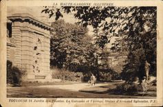 CPA La Haute Garonne Illustree Toulouse Jardin des Plantes La Garonne et l'Ariege Statue d'Armand Sy