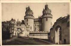 CPA Chateau de Pierrefonds Oise L'Entree du Chateau et Tours Charlemagne 