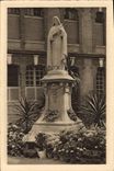 CPA La Statue de Sainte Therese de l'Enfant Jesus dans la cour d'entree 