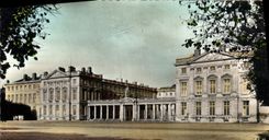CPA Le Chateau de Compiegne Facade sur la Place du Palais 