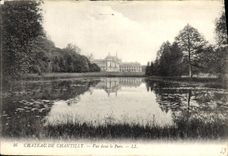 CPA Chateau de Chantilly vue dans le Parc 
