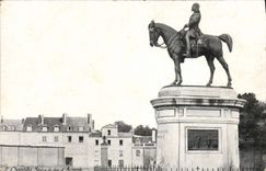 CPA Chantilly Statue du duc d'Aumale 