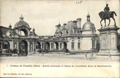CPA Chateau de Chantilly Oise Entree principale et Statue du Connetable Anne de Montmorency 