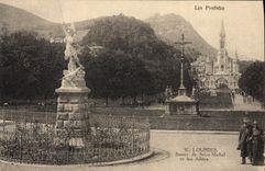 CPA Les Pyrenees Lourdes Statue de Saint Michel et les Allees 