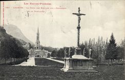 CPA Les Hautes Pyrenees Lourdes la Croix des bretons sur l'Esplanade et la Basilique 