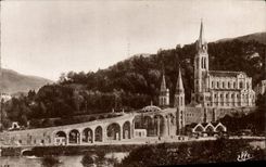 CPA Lourdes les Rampes et la Basilique 