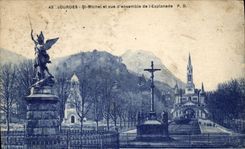 CPA Lourdes St Michel et vue d'ensemble de l'Esplanade 