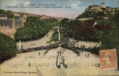 CPA Lourdes Hautes Pyrenees l'Esplanade pendant la Procession du Saint Sacrement 