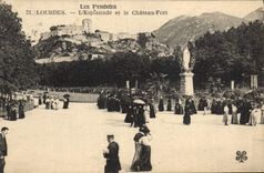 CPA Les Pyrenees Lourdes l'Esplanade et le Chateau Fort 