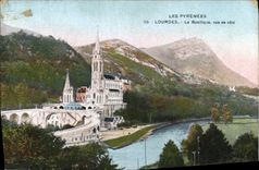 CPA Les Pyrenees Lourdes la Basilique vue de Cote 