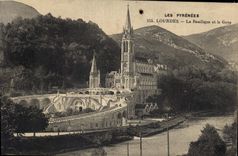 CPA Les Pyrenees Lourdes La Basilique et le Gave 