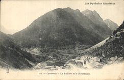 CPA Les Pyrenees Illustrees Cauterets La Raillere et le Hourmigas Route de Pierrefitte a Cauterets L