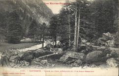 CPA Les Hautes Pyrenees Cauterets Route du Pont d'Espagne et L'Ile Sarah Bernardt 