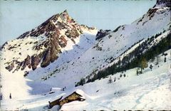 CPA Les Alpes Pittoresques Cette aiguille imposante semble proteger les chalets blottis sous la neig