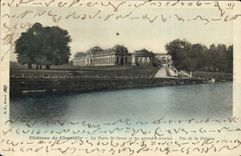 CPA Chateau de Chantilly La Porte St Denis et les grandes ecuries Vue de la Pelouse 