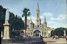 CPA Lourdes La Basilique et la Vierge Couronnee 