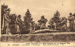 CPA Lourdes Le Calvaire Jesus attache a la Croix 