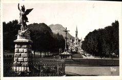 CPA Lourdes L'Esplanade et la Basilique 