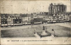 CPA Beauvais La place Jeanne Hachette et la Cathedrale 