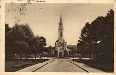 CPA Deauville la Plage Fleurie Le Jardin l'Avenue de la Republique et l'Eglise 