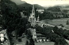 CPA Lourdes La Basilique vue du Chateau Fort 