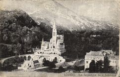 CPA Lourdes Vue desemble de la Basilique 