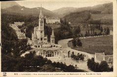 CPA Lourdes Vue Plogeante sur L'Esplanade La Basilique et la Vallee du Gave 