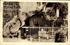 CPA Lourdes Interieur de la Grotte Miraculeause 