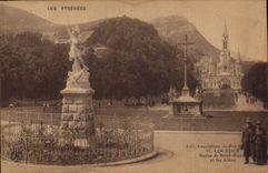 CPA Lourdes Statue de Saint Michel et les Allees 