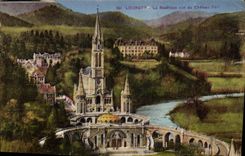 CPA Lourdes La Basilique vue du Chateau Fort 
