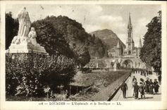 CPA Lourdes L'Esplanade et la Basilique 