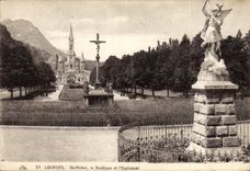 CPA Lourdes St Michel la Basilique et l'Esplanade 