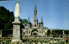 CPA Lourdes La Basilique et la Vierge Couronnee 